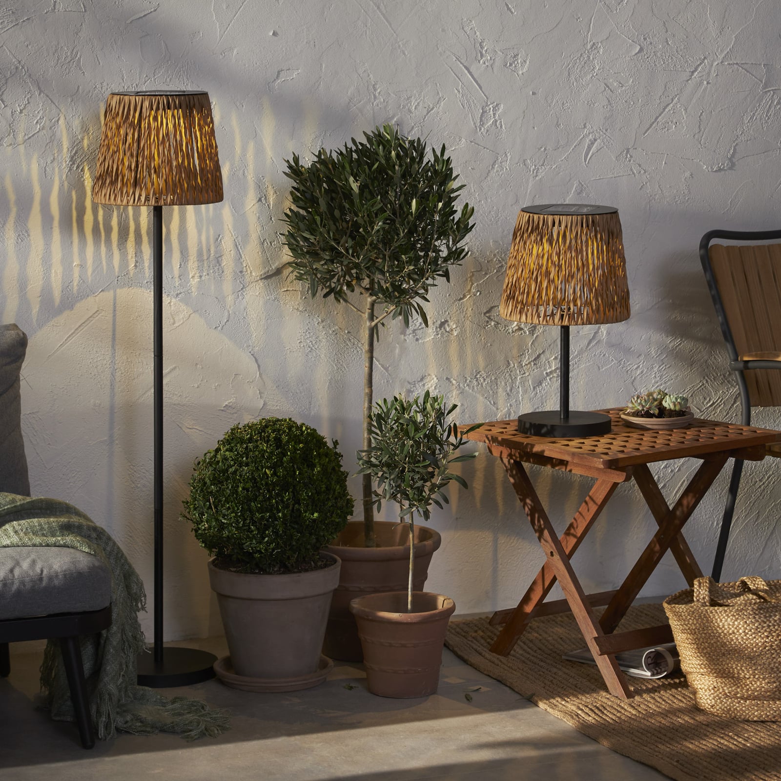 Nærbilde av LED solcellebordlampe Cesta rattanlook brun/svart lampeskjerm