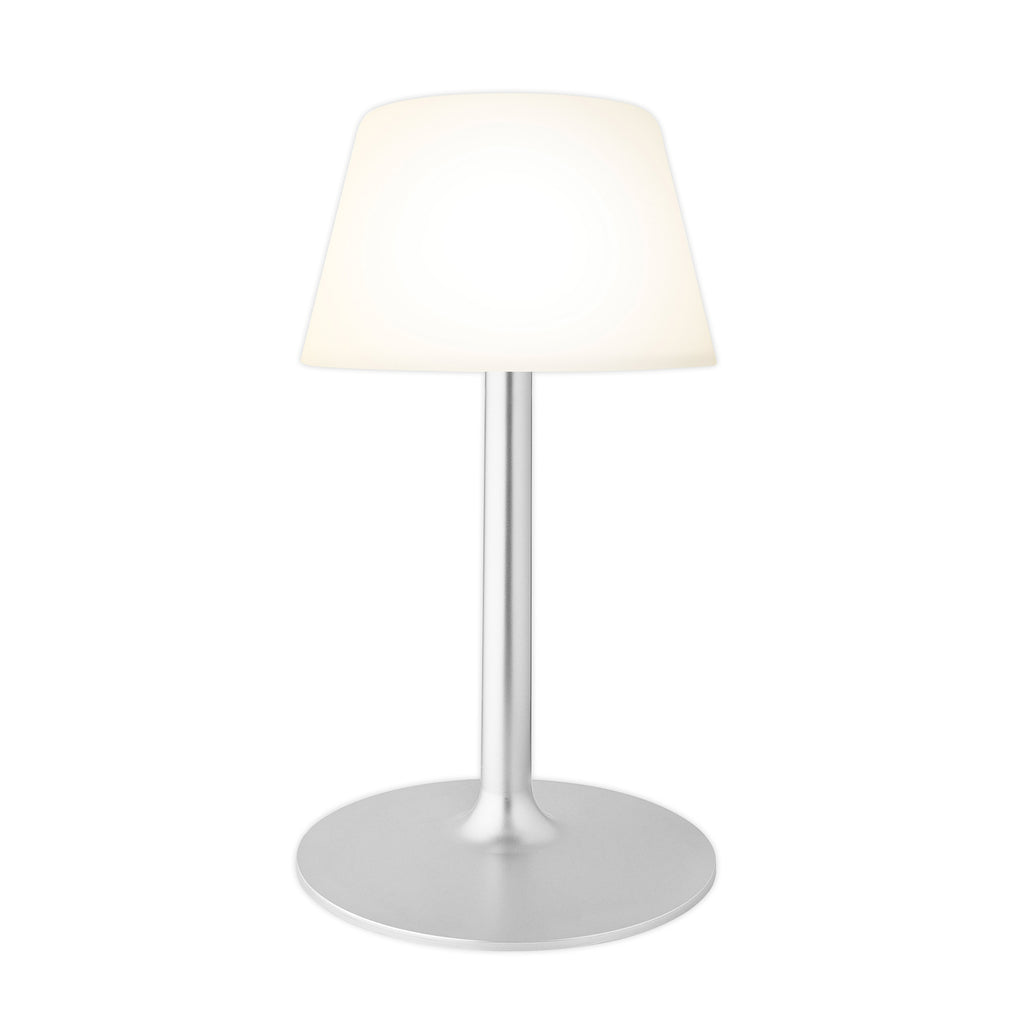 LED solcellebordlampe dimbar sølv/hvit Ø28 cm IP65 - Eva Solo montert på terrasse