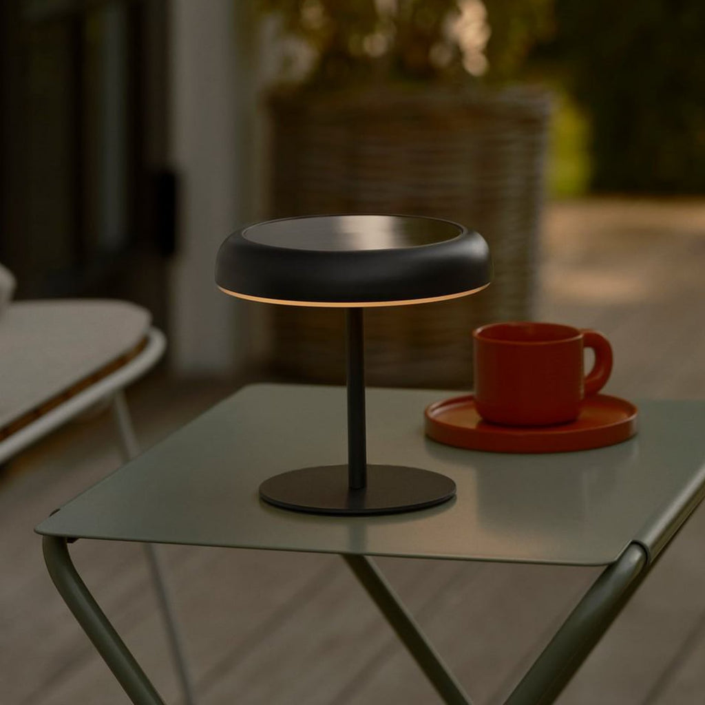 LED solcellebordlampe Elmer dimbar svart forfra