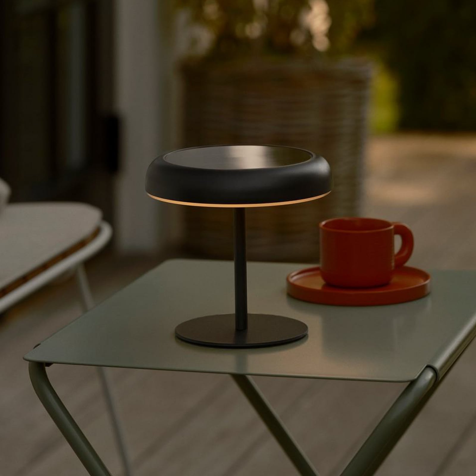 LED solcellebordlampe Elmer dimbar svart forfra