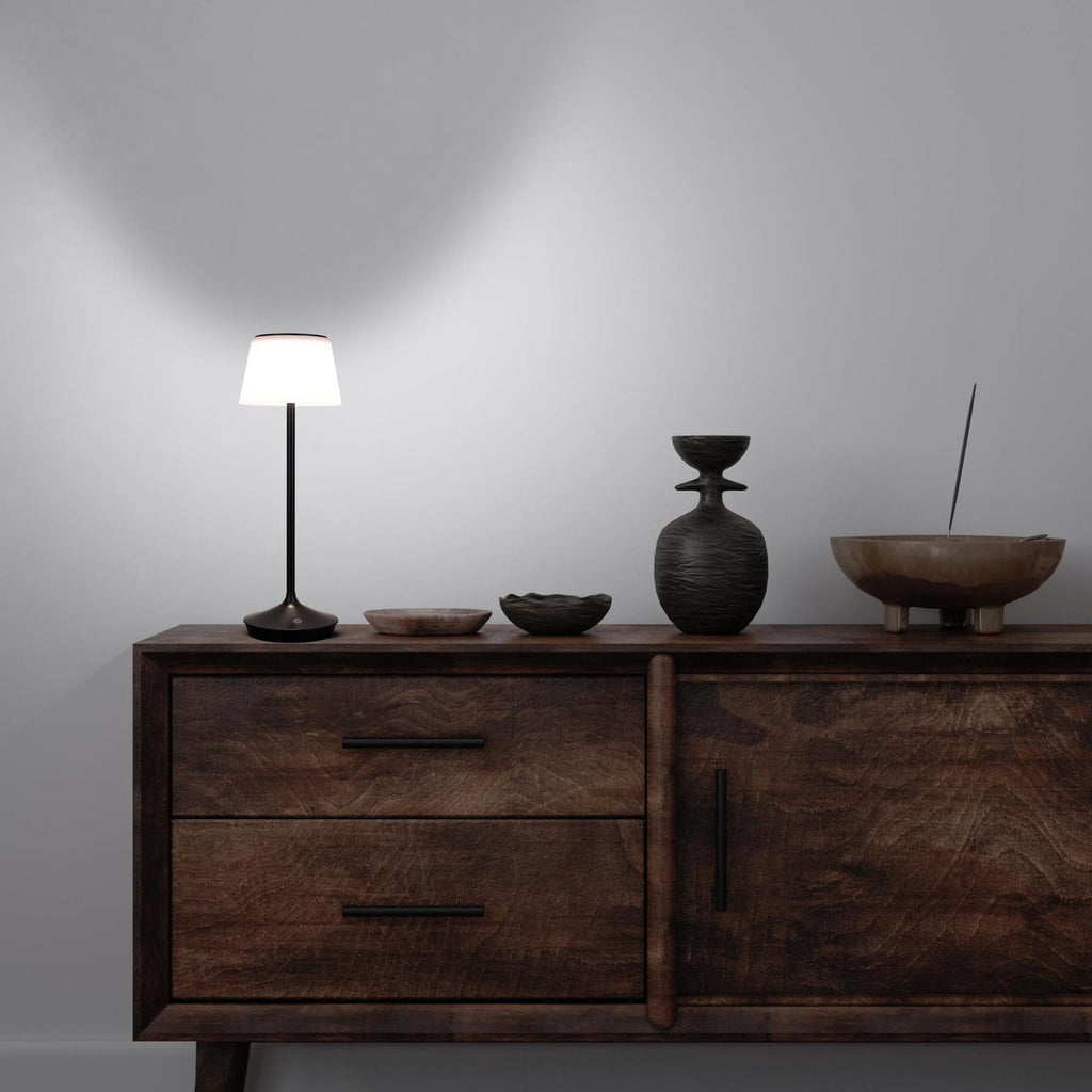 Detalj av LED solcellebordlampe Emmi CCT dimbar svart 38 cm