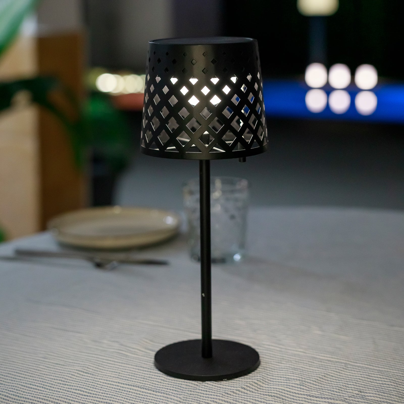 LED solcellebordlampe Gretita bakside med justerbare stenger
