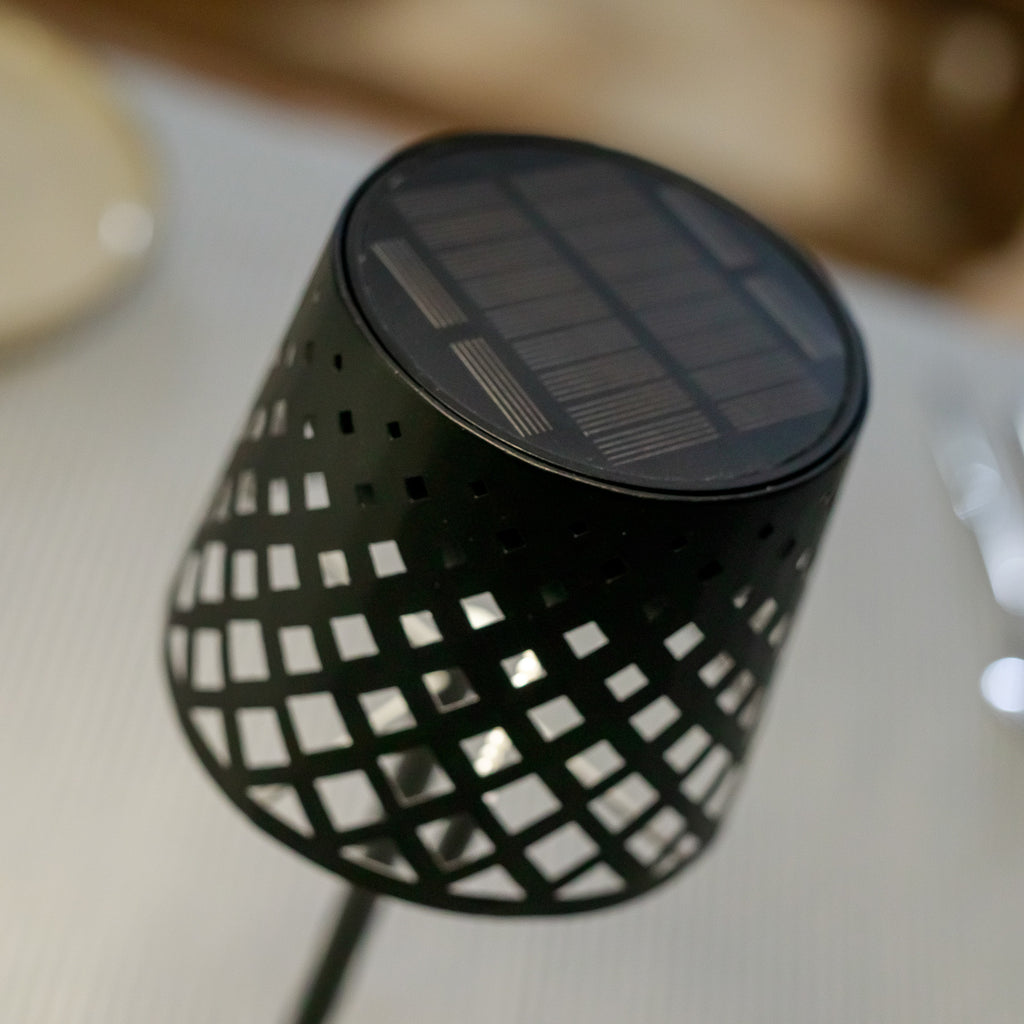 LED solcellebordlampe Gretita nærbilde av lampehode og solcellepanel