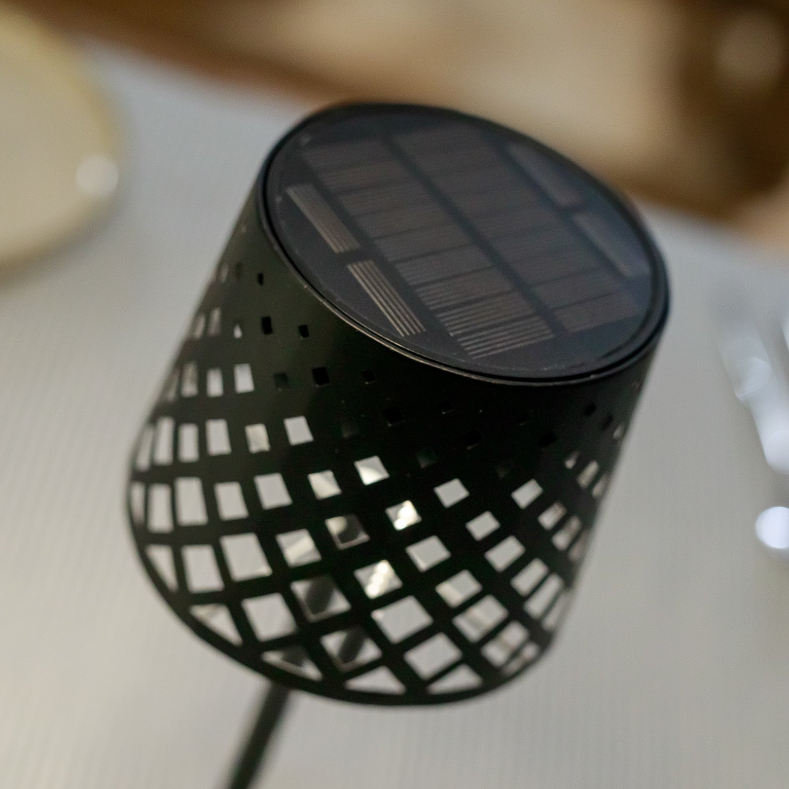 LED solcellebordlampe Gretita nærbilde av lampehode og solcellepanel