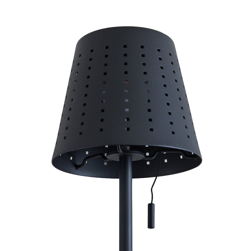 LED solcellebordlampe Hilario dimbar svart jern nærbilde av bryter