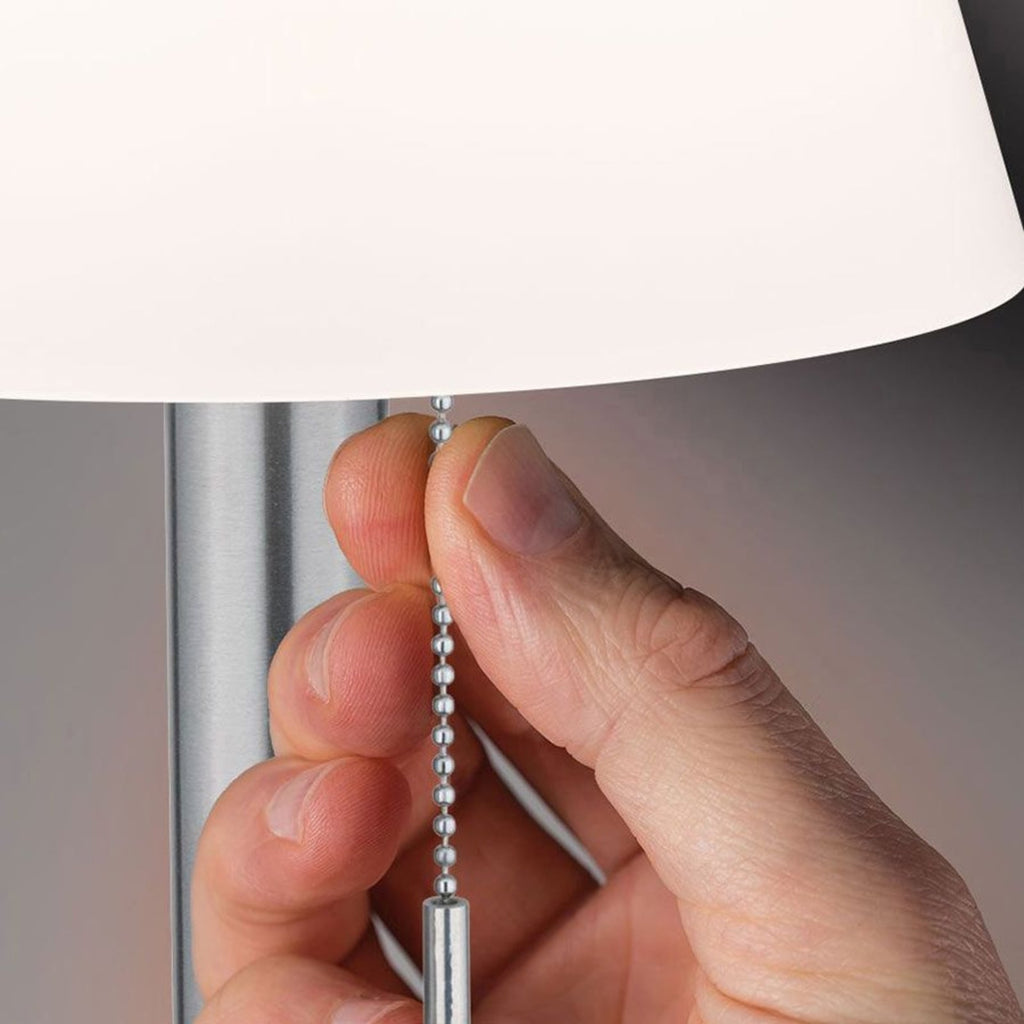 Nærbilde av LED solcellebordlampe Lillesol dimbar svart