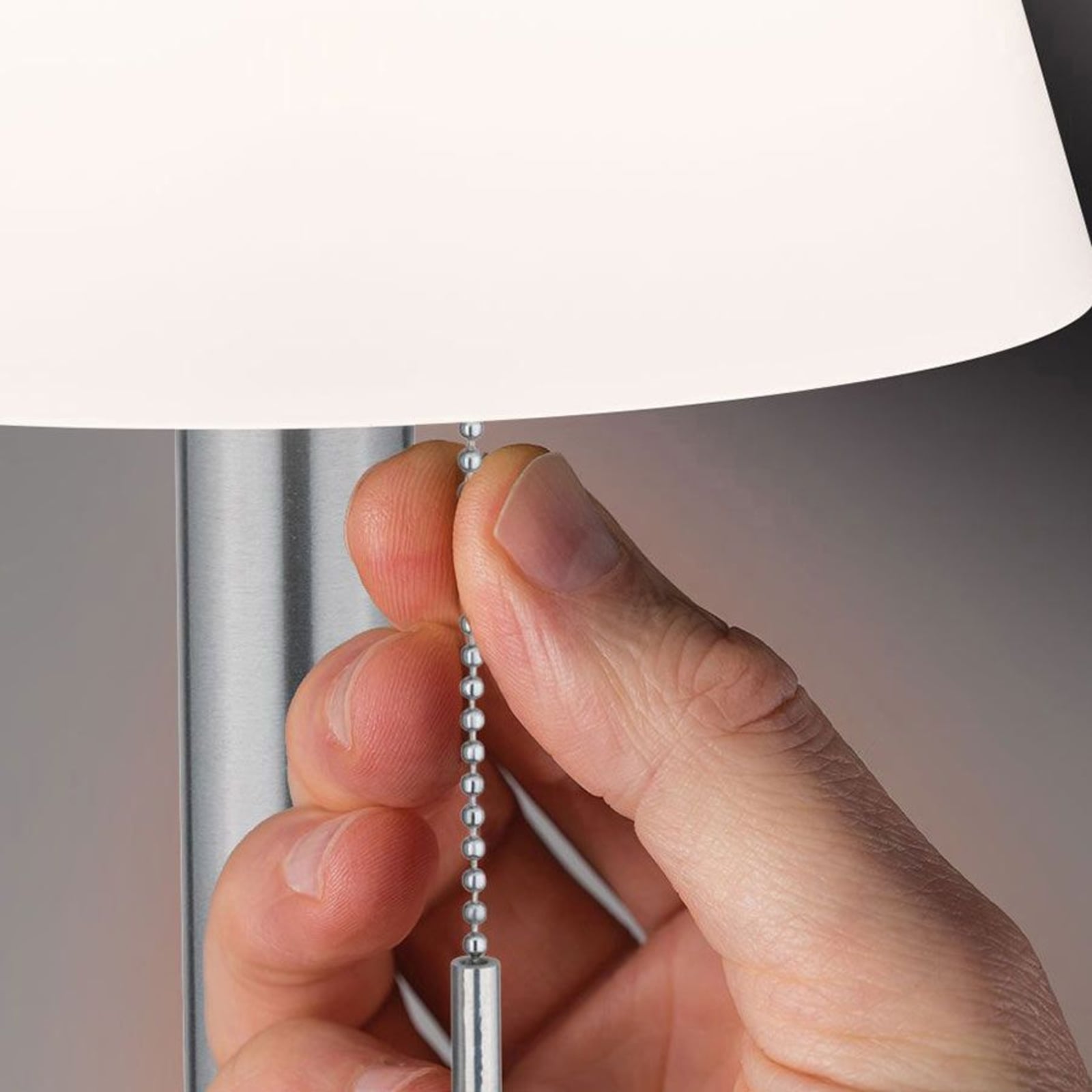 Nærbilde av LED solcellebordlampe Lillesol dimbar svart