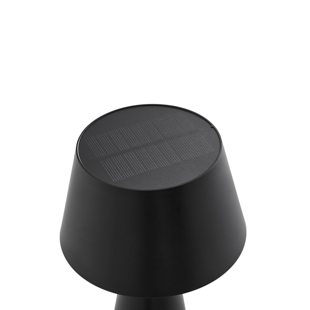 LED solcellebordlampe Lirinor svart på terrasse