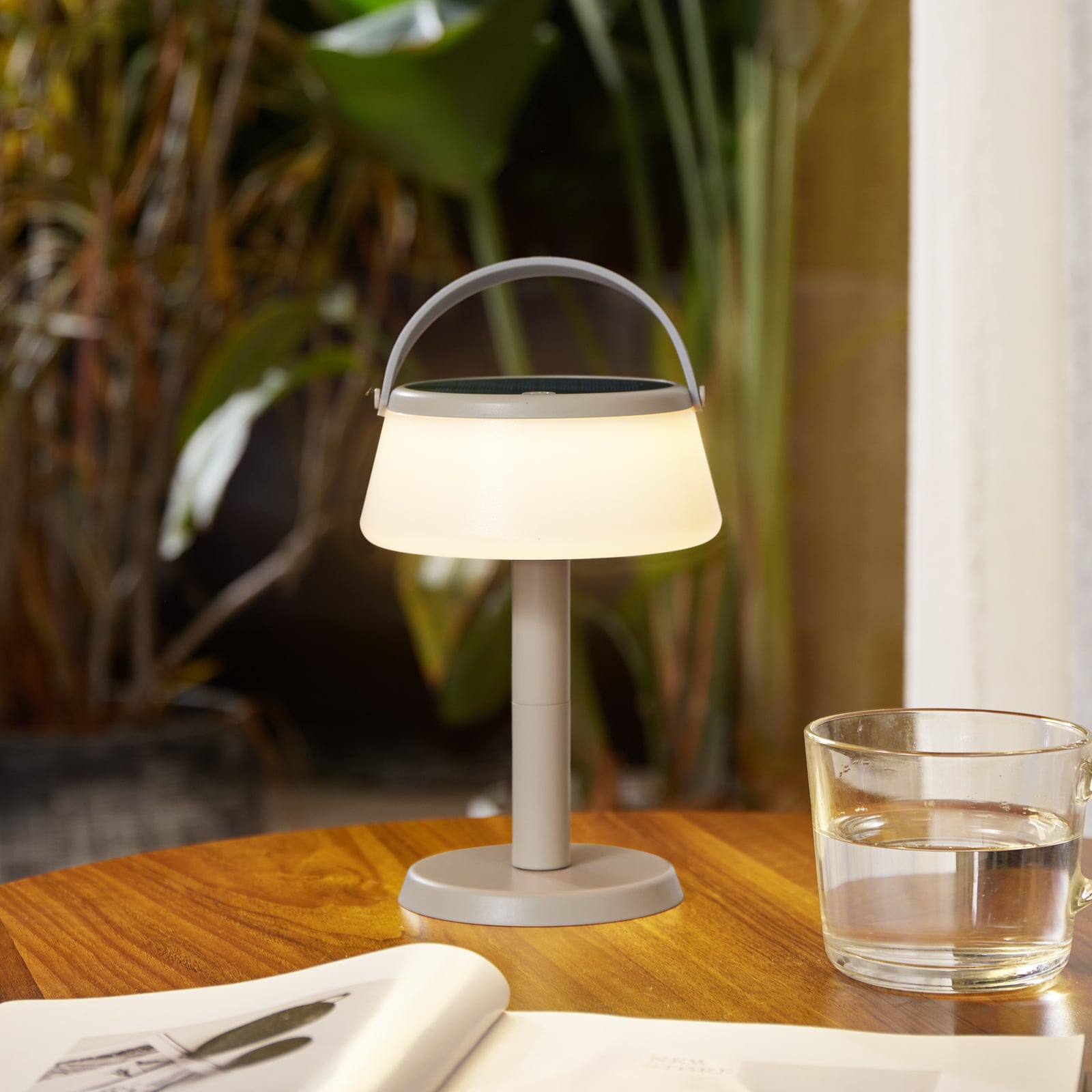 LED solcellebordlampe Mikkel beige dimbar IP44 bakside
