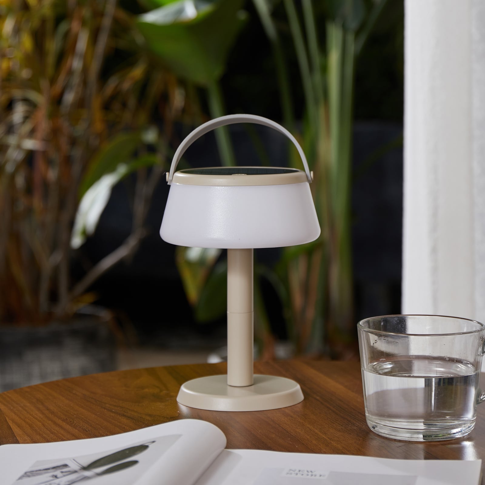 LED solcellebordlampe Mikkel beige dimbar IP44 detalj