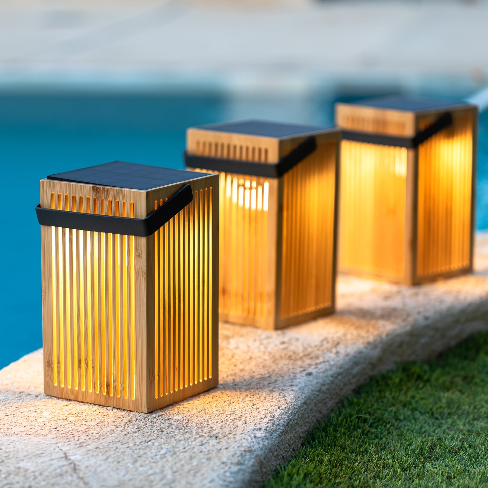 LED solcellebordlampe Okinawa bambus dimbar IP54 bakside