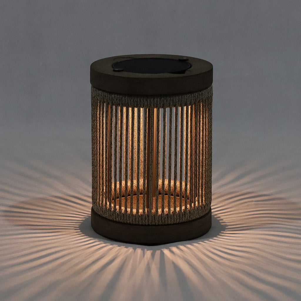 Detalj av LED solcellebordlampe Rop&Strip teak dimbar IP66 Ø25 cm