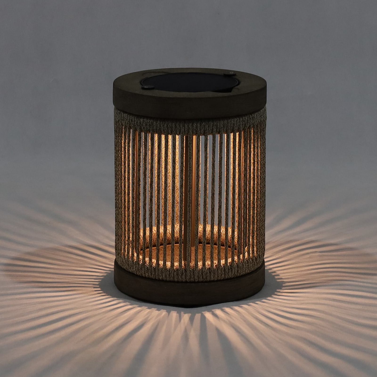Detalj av LED solcellebordlampe Rop&Strip teak dimbar IP66 Ø25 cm