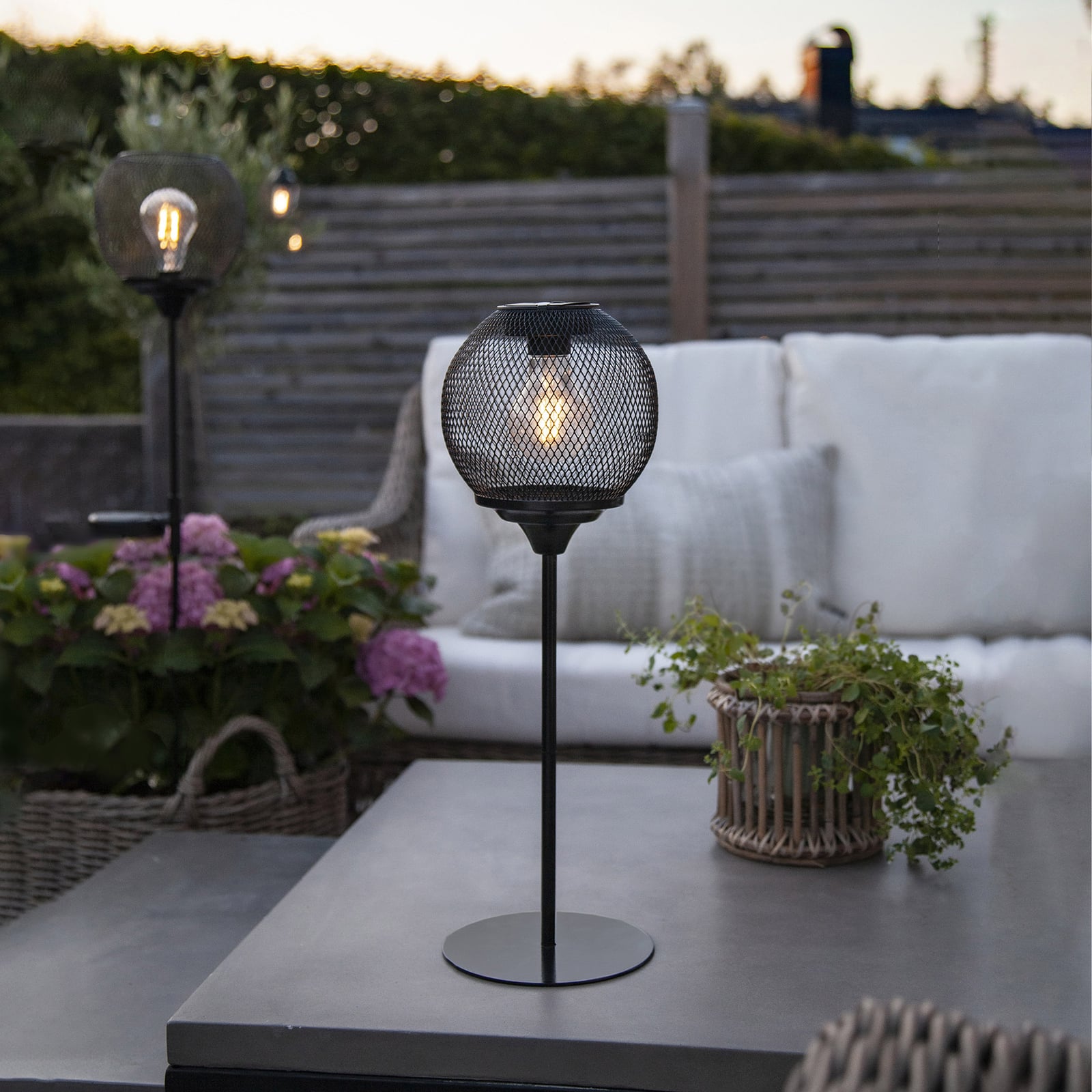 LED solcellebordlampe Sunlight med nettgeflekt svart IP44 bakside