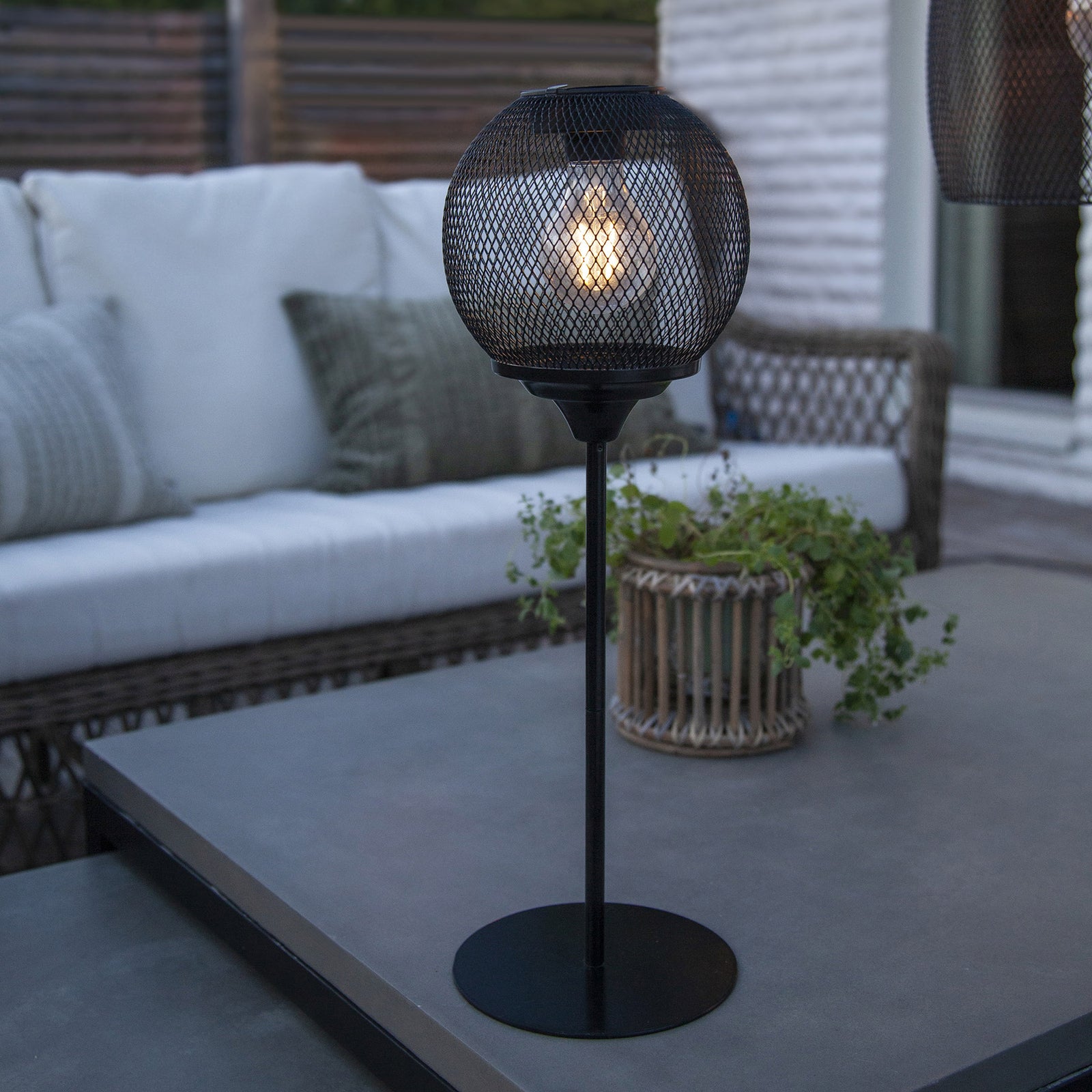 Detalj av LED solcellebordlampe Sunlight med nettgeflekt svart IP44