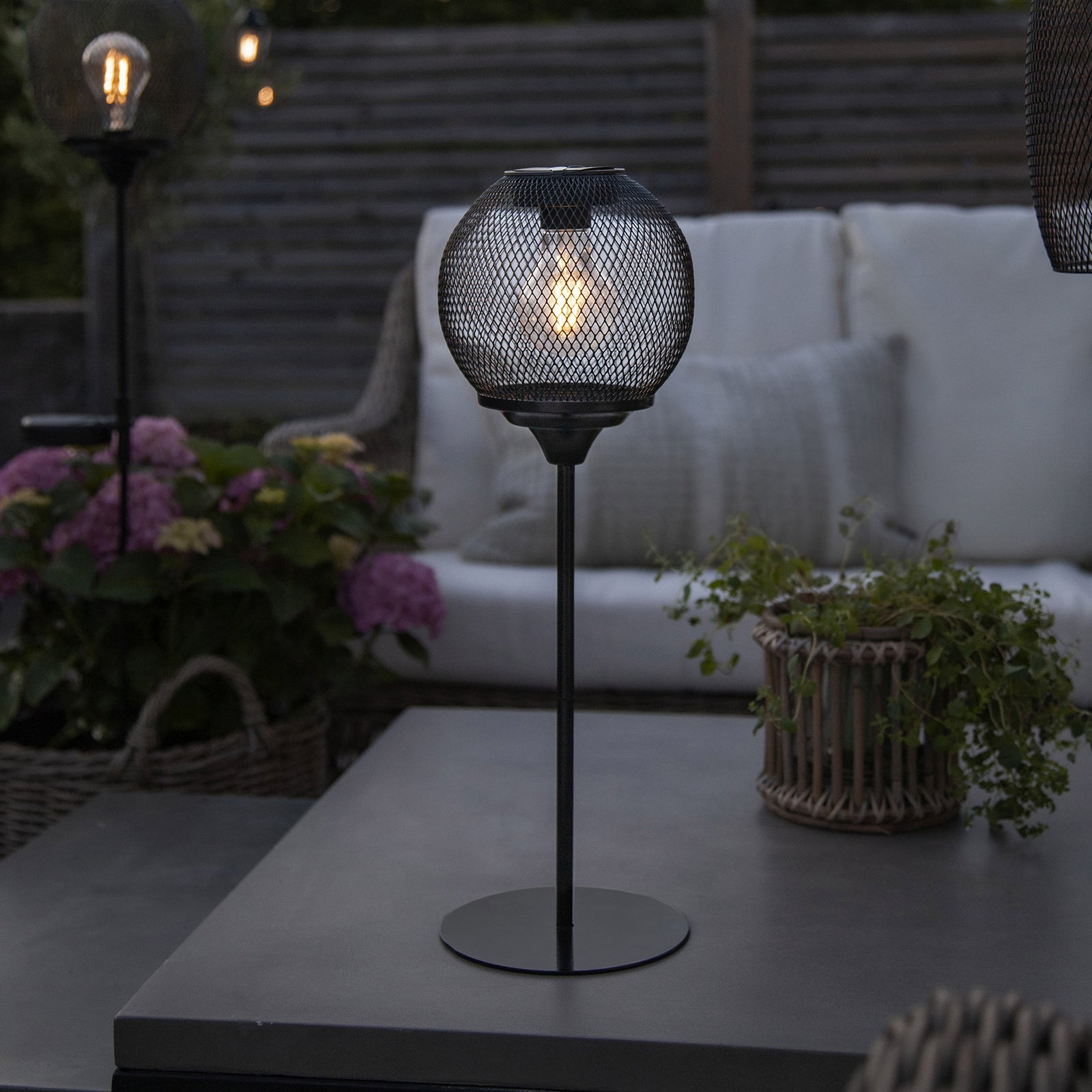 LED solcellebordlampe Sunlight med nettgeflekt svart IP44 montert ute