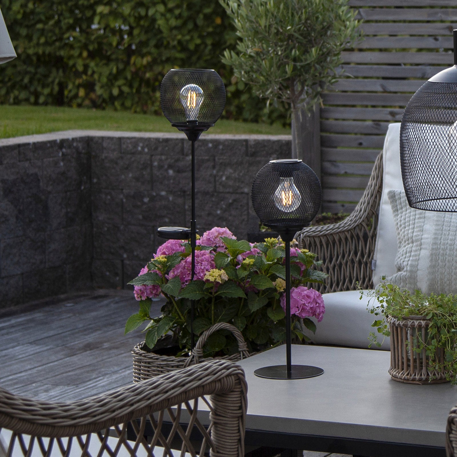 Nærbilde av LED solcellebordlampe Sunlight med nettgeflekt svart IP44