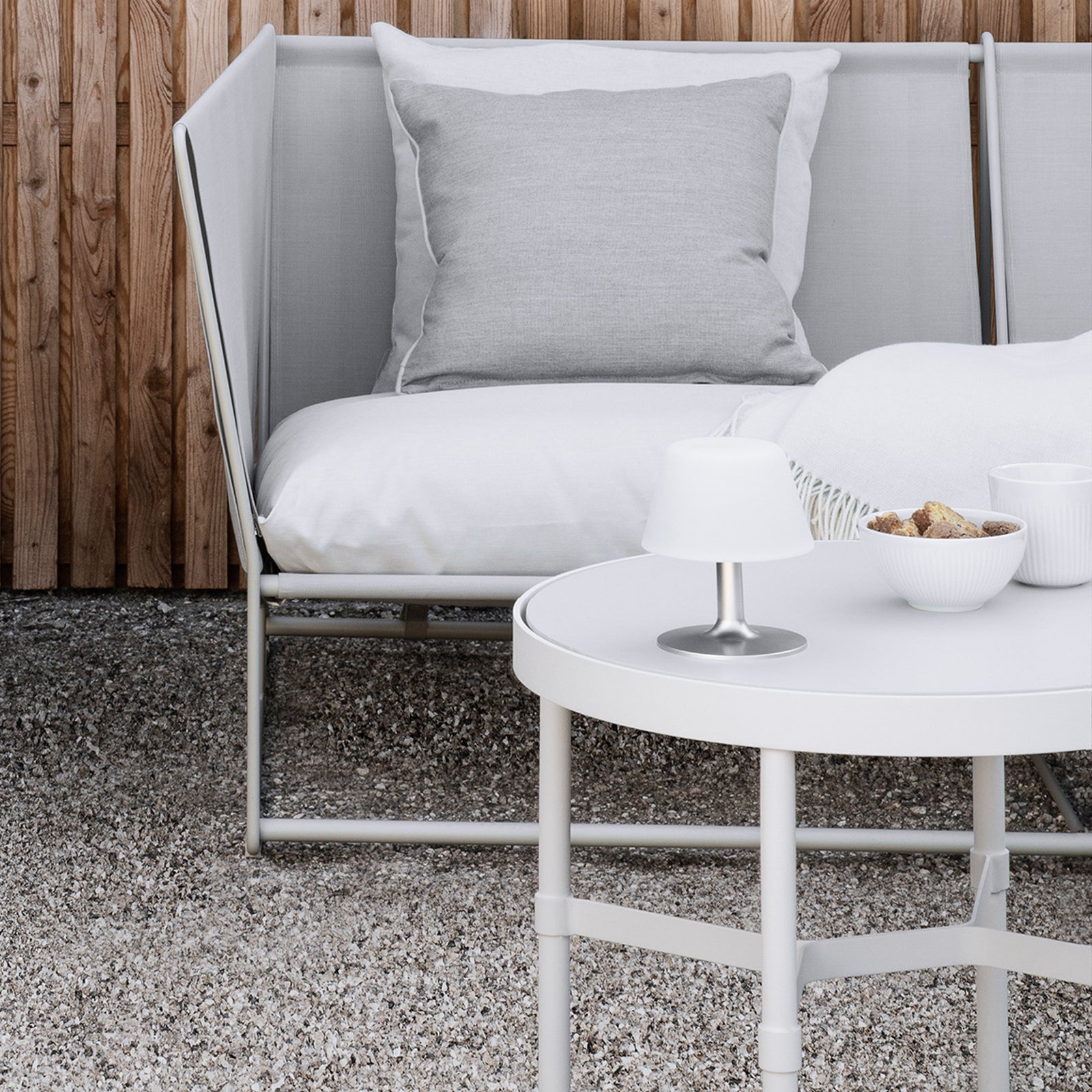 LED solcellebordlampe SunLight opal montert utendørs