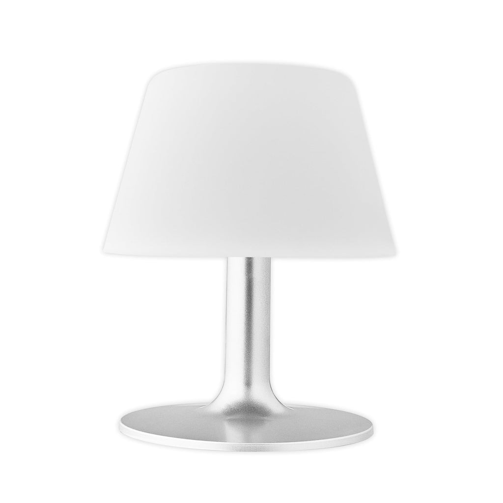 Nærbilde av solcellepanel på LED solcellebordlampe SunLight opal