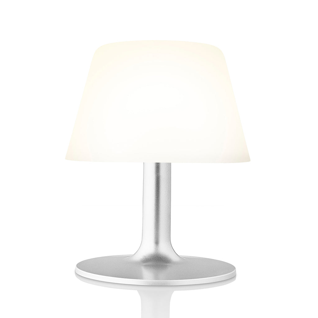 LED solcellebordlampe SunLight opal i bruk på hagebord