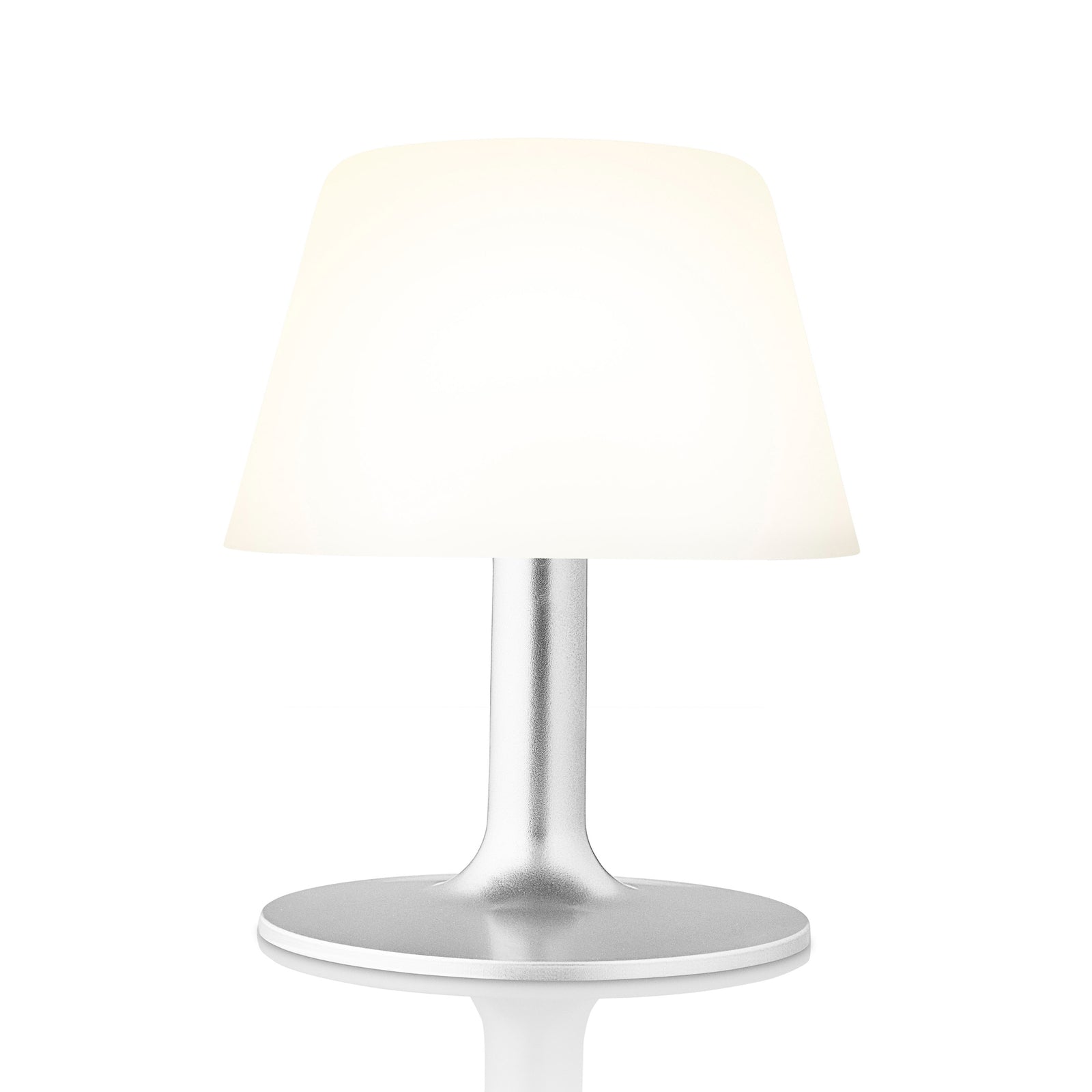 LED solcellebordlampe SunLight opal i bruk på hagebord
