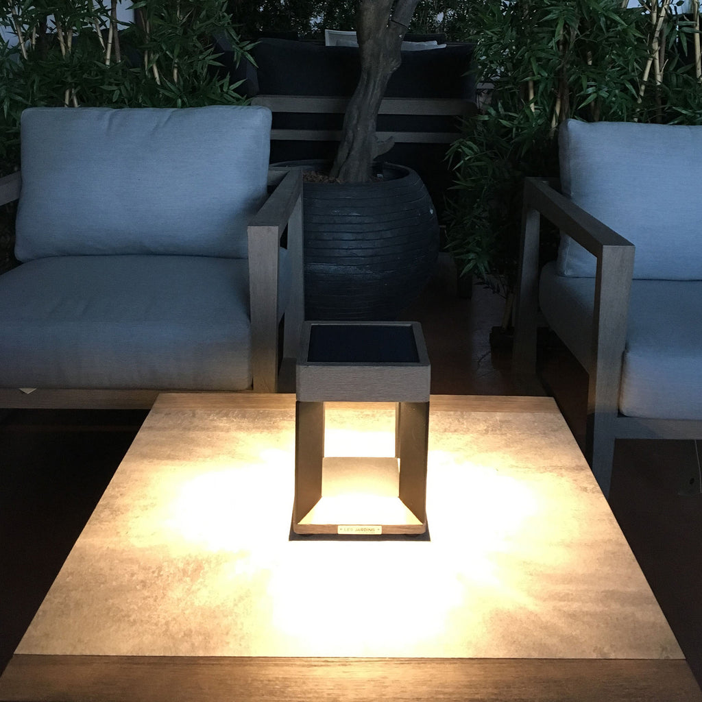 LED solcellebordlampe Teckalu dimbar teak/aluminium IP55 bakside