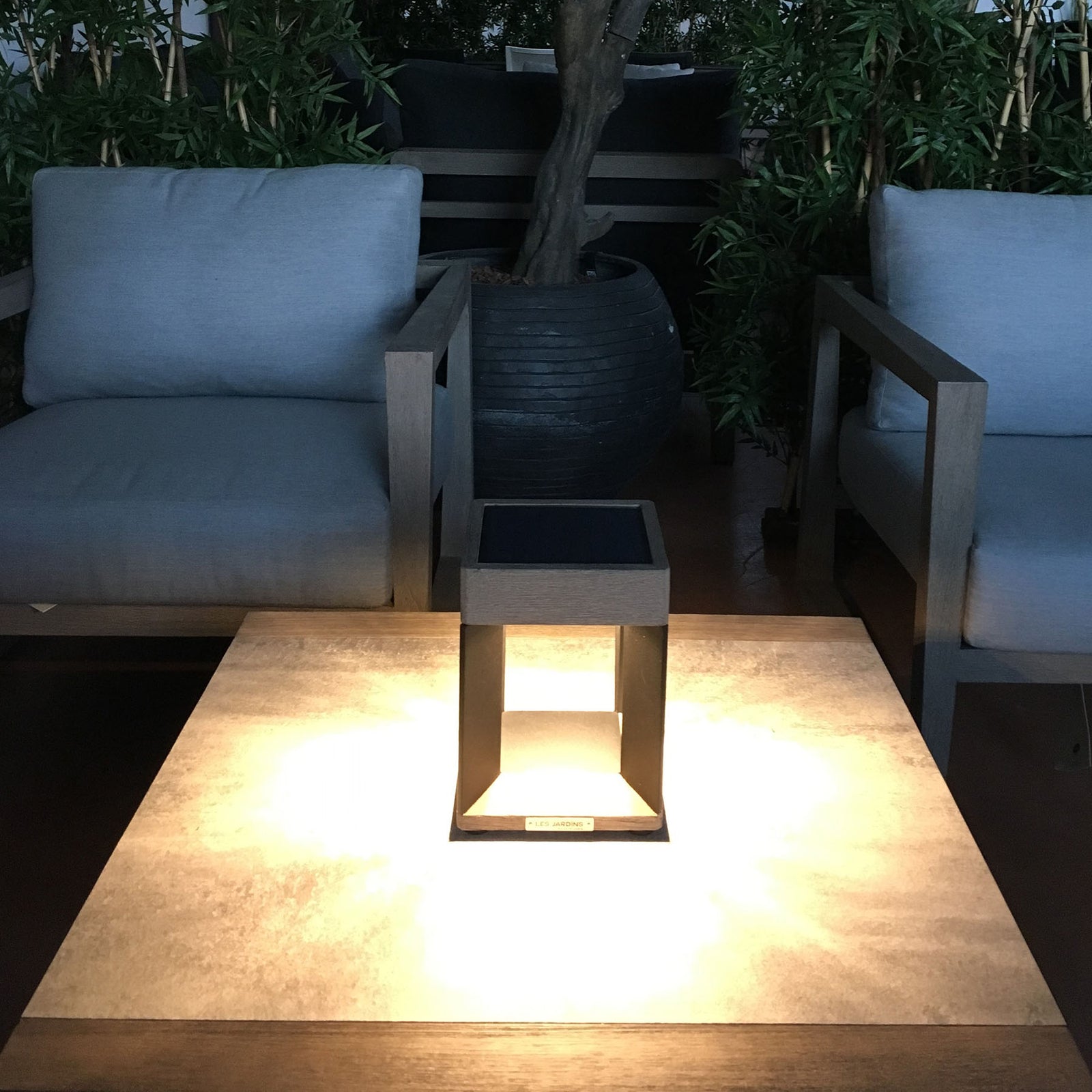 LED solcellebordlampe Teckalu dimbar teak/aluminium IP55 bakside