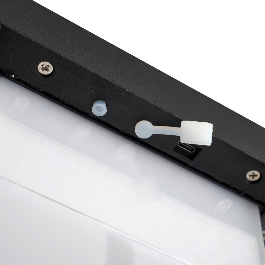 LED solcellebordlampe Tilena firkantet dimbar svart IP54 lys i mørke