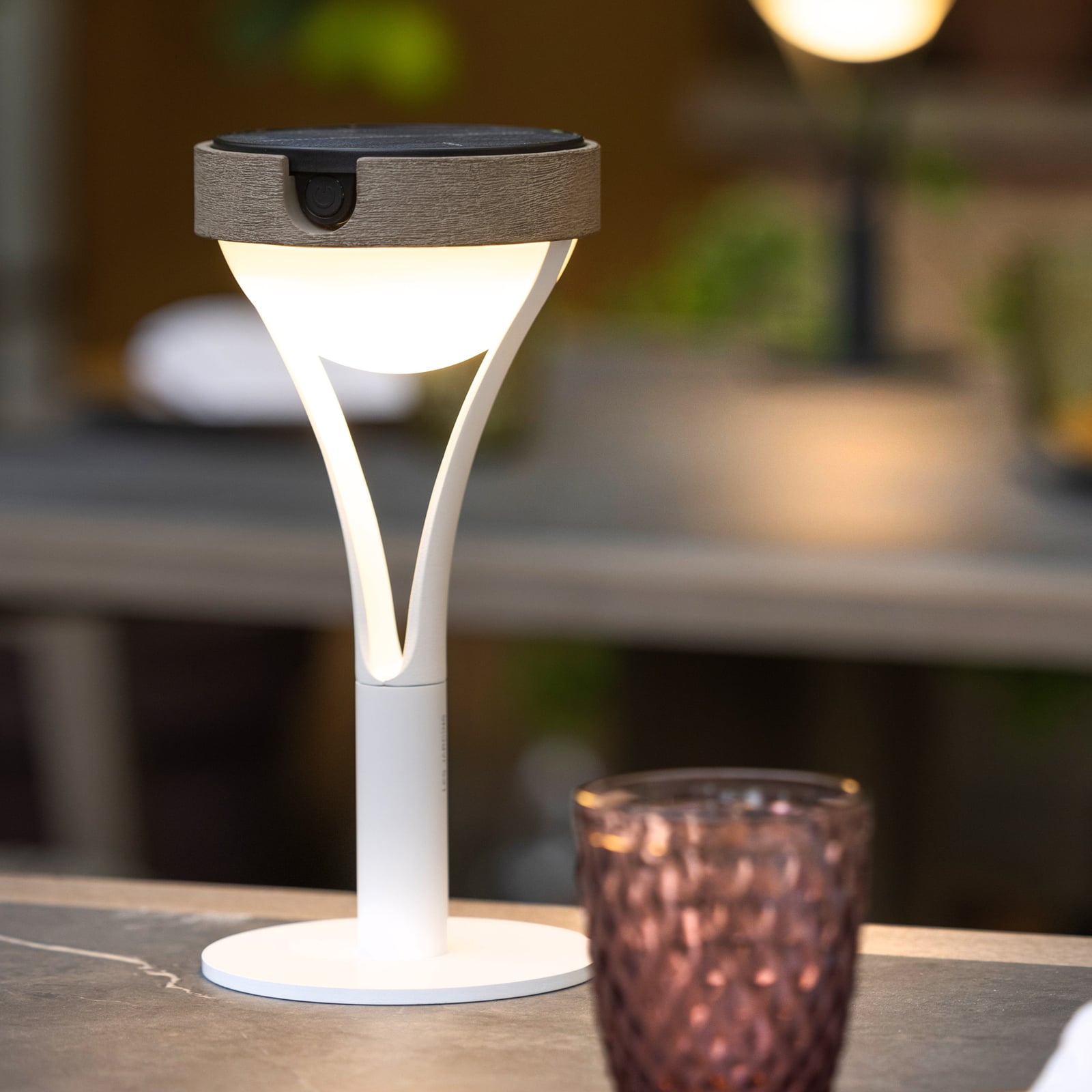 LED solcellebordlampe Tyble hvit/teak Ø12,5 cm IP66 forfra