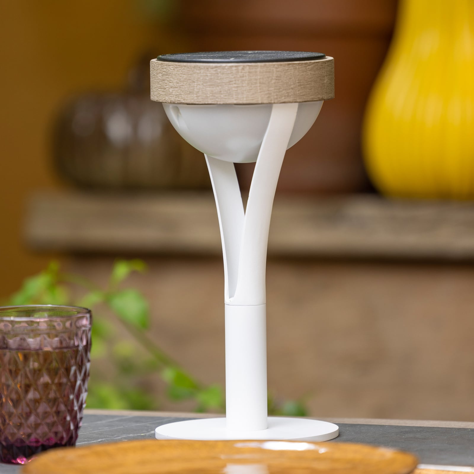 LED solcellebordlampe Tyble hvit/teak Ø12,5 cm IP66 montert ute
