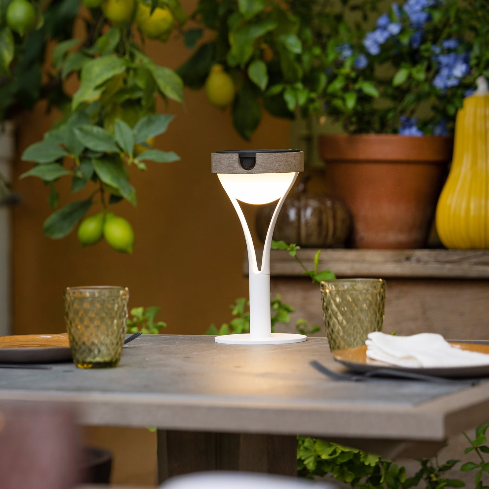 Sidevisning av LED solcellebordlampe Tyble hvit/teak Ø12,5 cm IP66