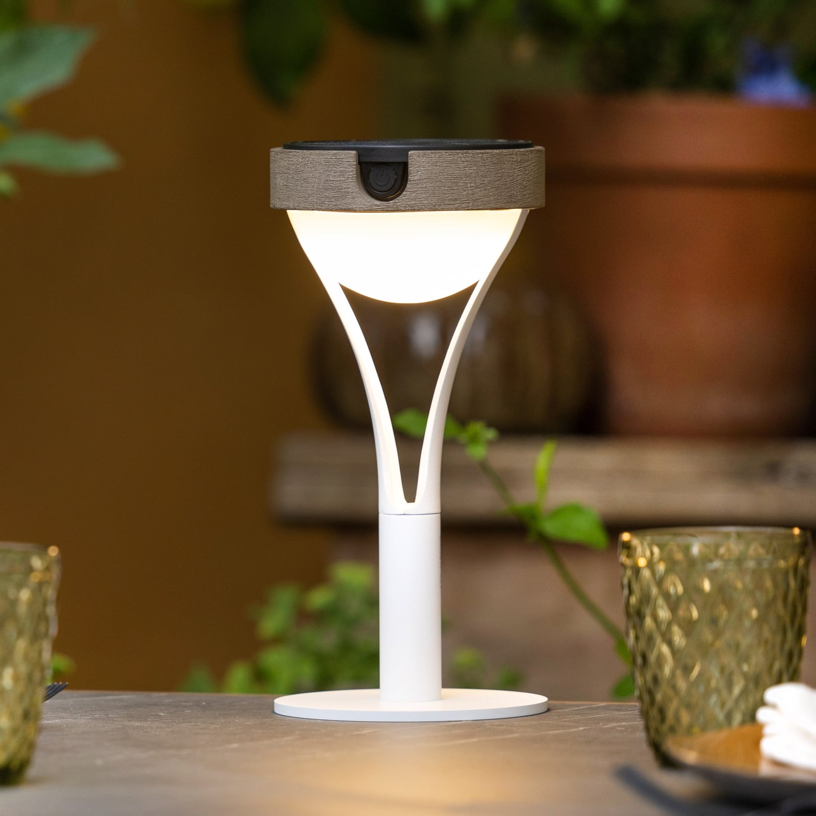 Belysningseffekt av LED solcellebordlampe Tyble hvit/teak Ø12,5 cm IP66