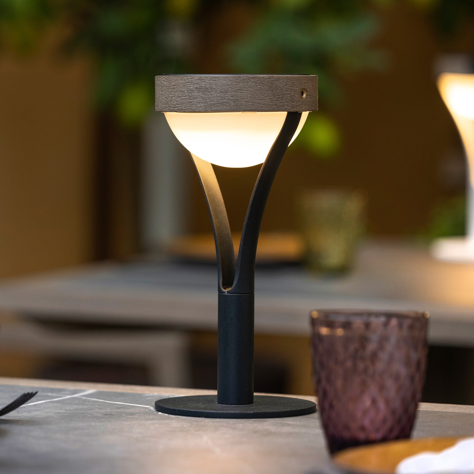 LED solcellebordlampe Tyble svart/teak forfra