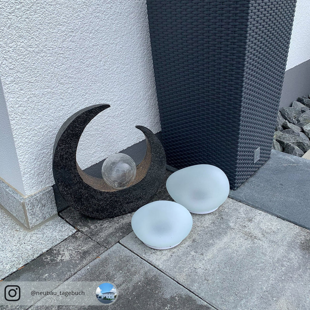 LED solcelledekorlampe Adem måneform glass med varm hvit belysning