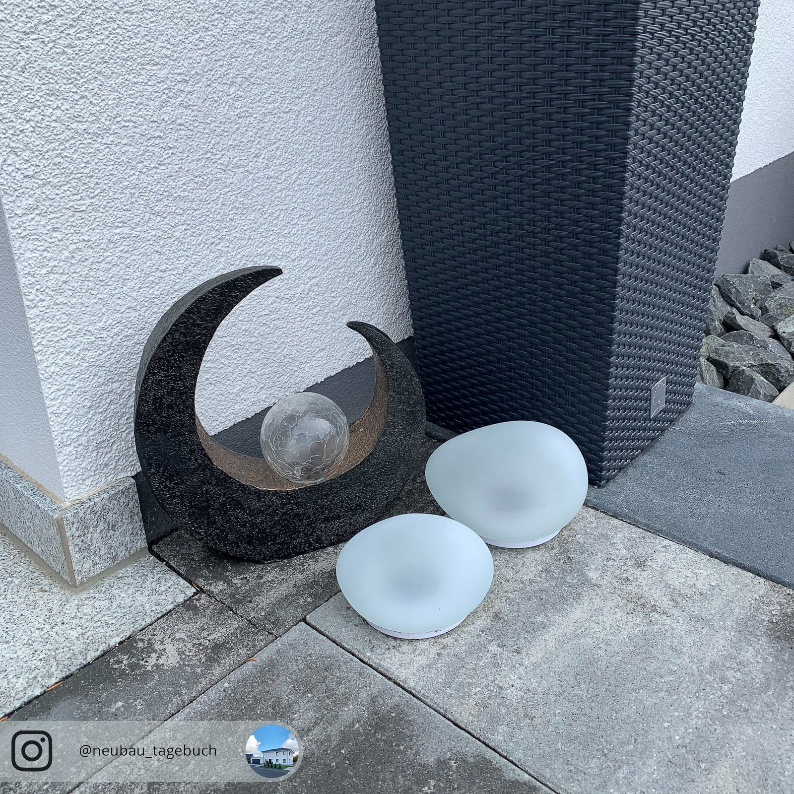 LED solcelledekorlampe Adem måneform glass med varm hvit belysning