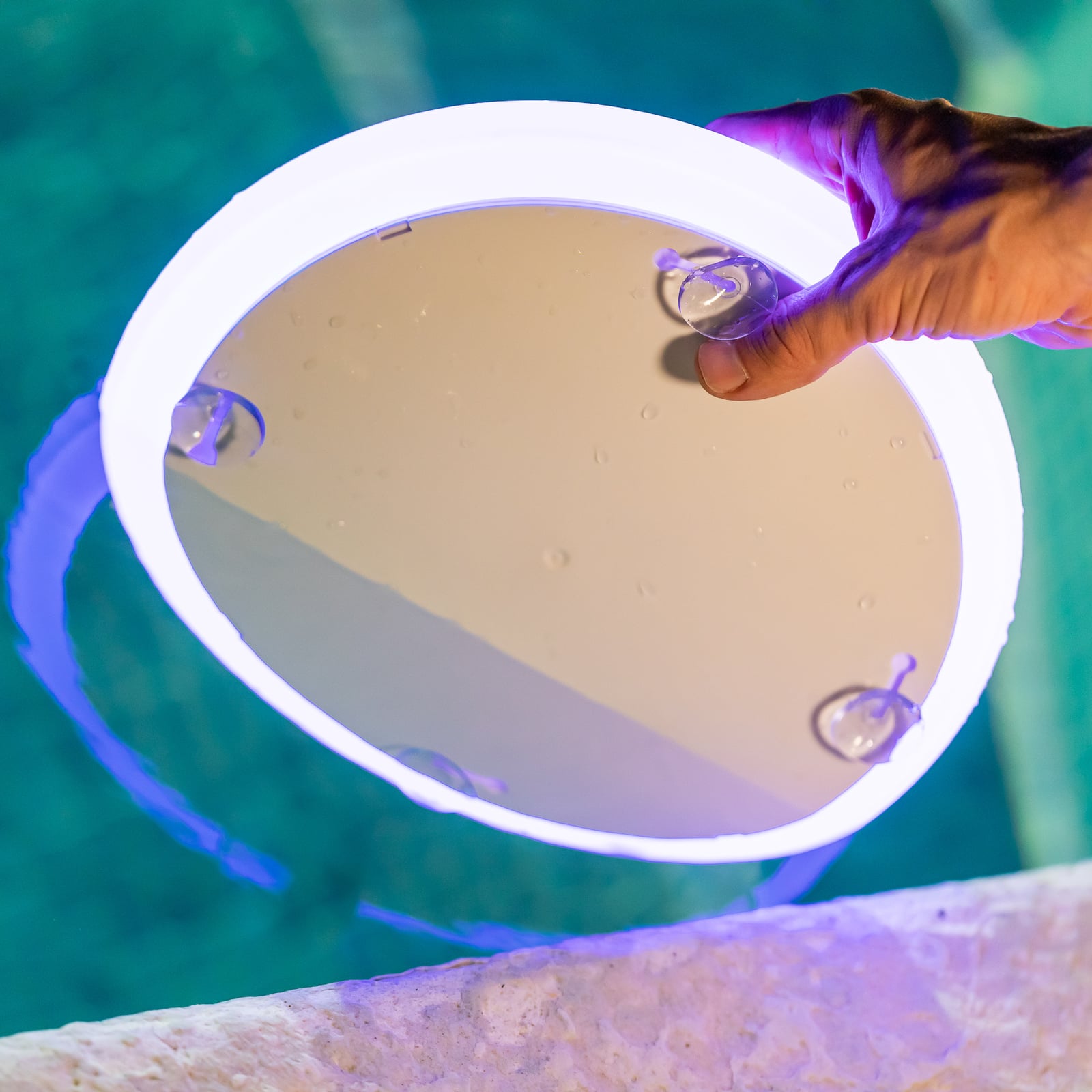 Nærbilde av LED solcelledrevet bassenglys Papaya IP68 RGBW dimbar Ø29 cm