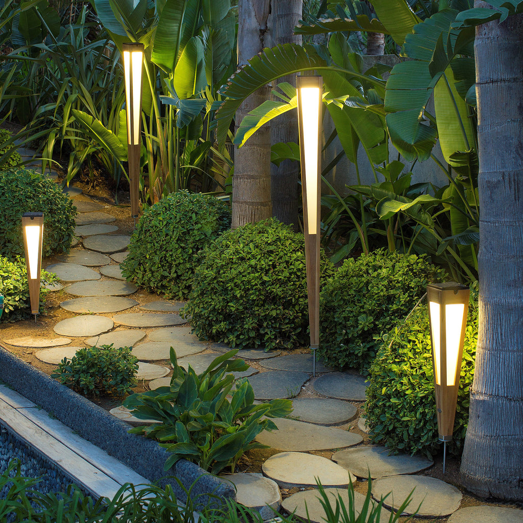 LED solcellefakkel Tecka teak dimbar 120 cm detalj av sensor og materiale