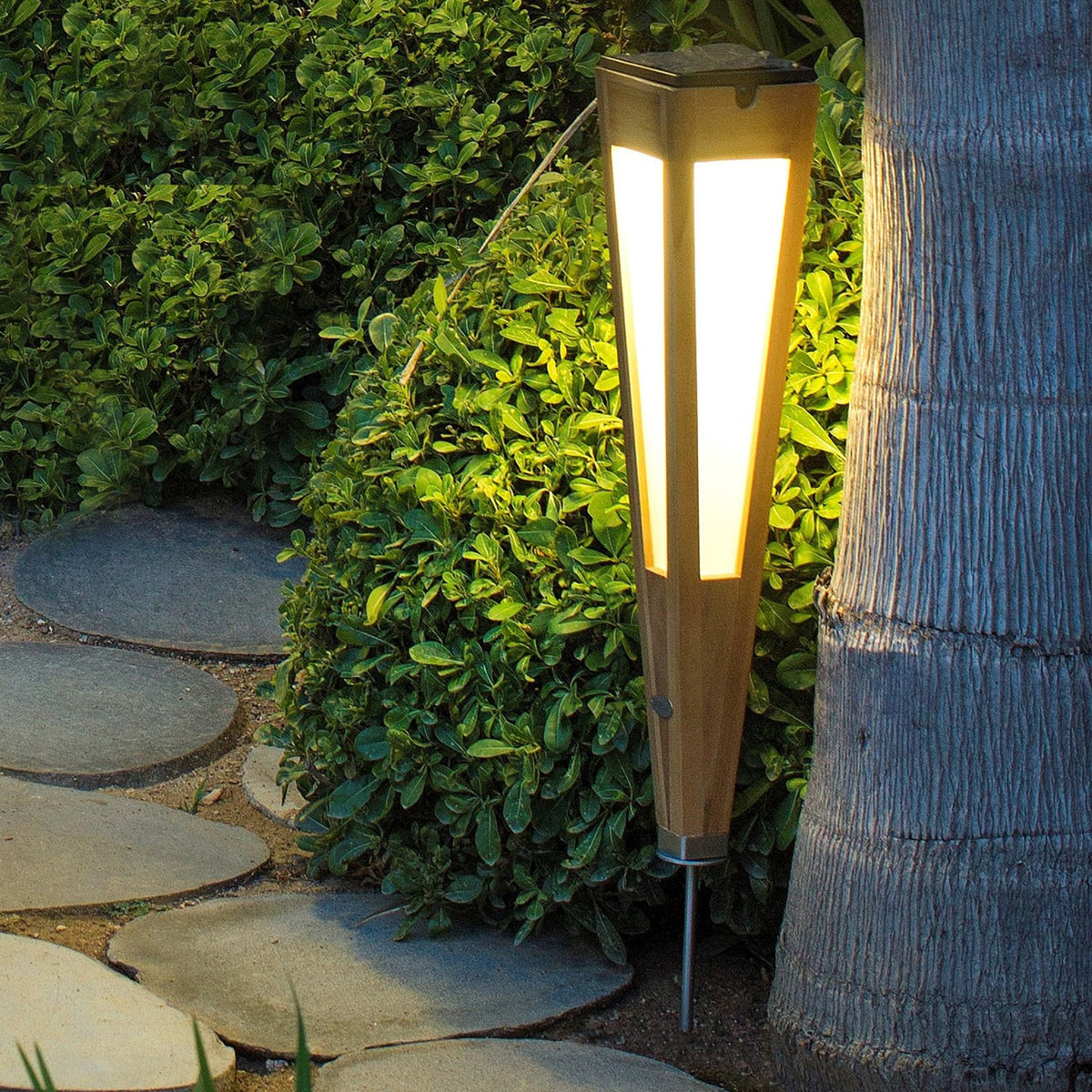 LED solcellefakkel Tecka teak dimbar 52 cm forfra