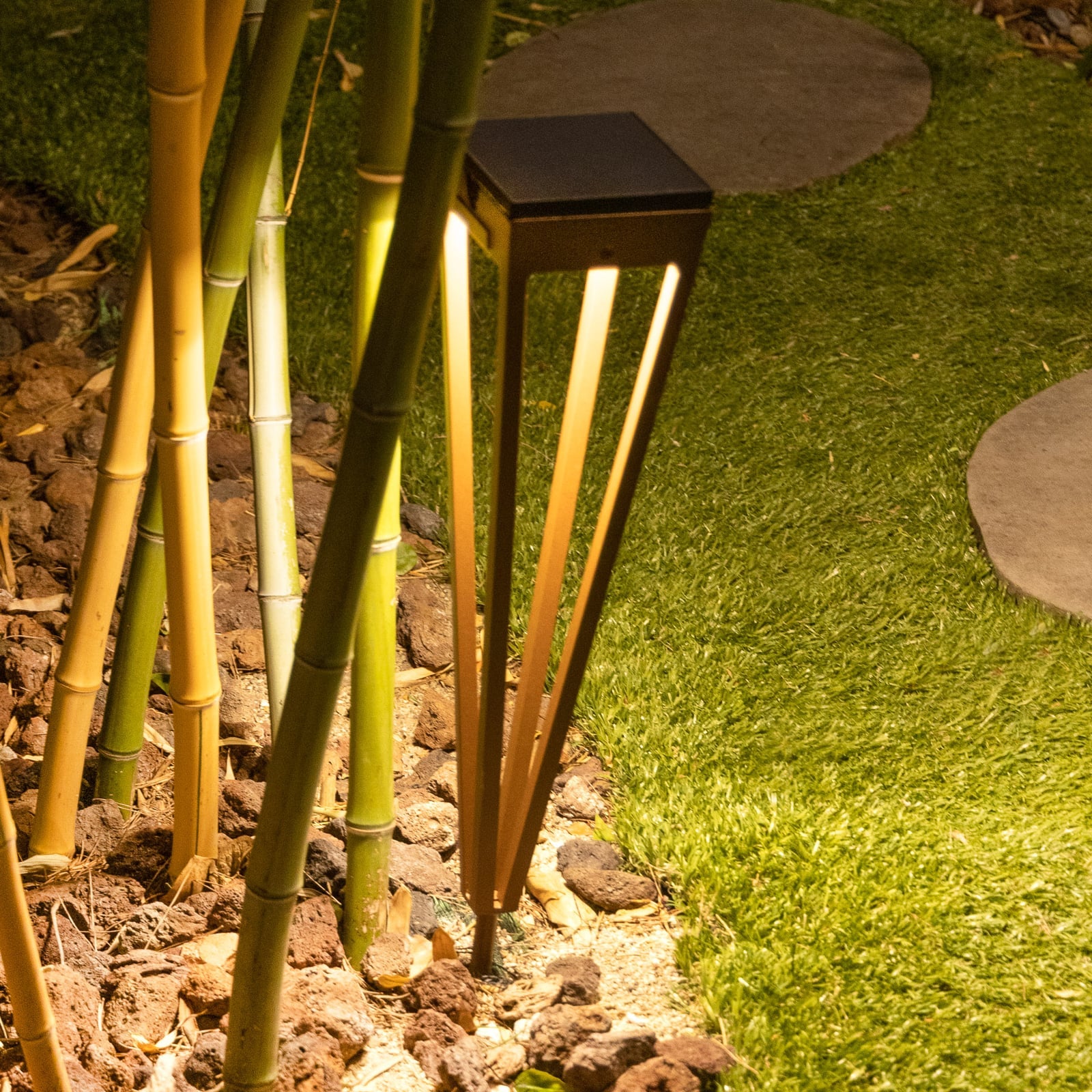 LED solcellefakkel Tinka aluminium rustfarget forfra