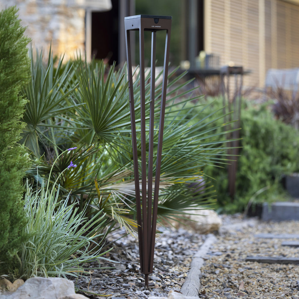 LED solcellefakkel Tinka corten med jordspyd foran