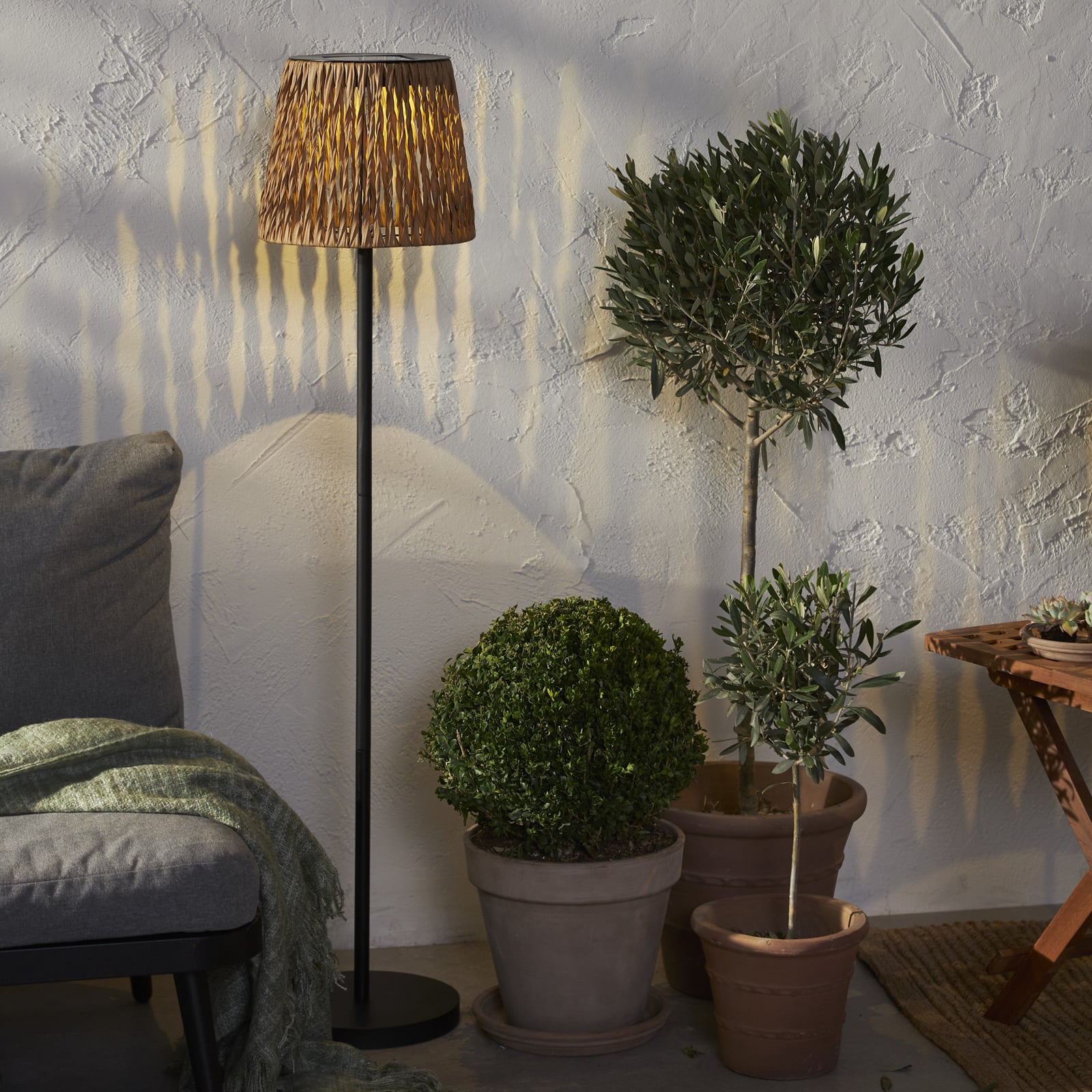 LED solcellegulvlampe Cesta rattanlook brun/svart bakside