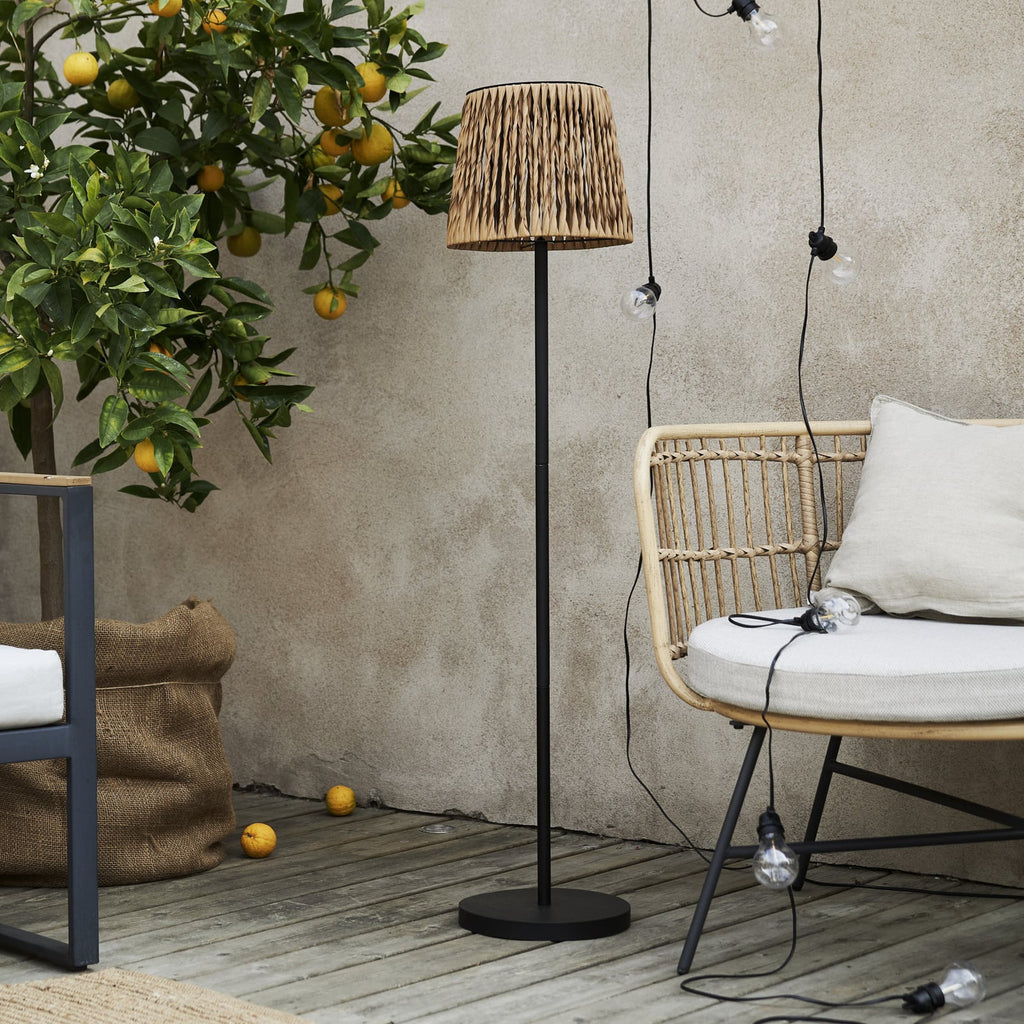 LED solcellegulvlampe Cesta rattanlook brun/svart montert i uteområde
