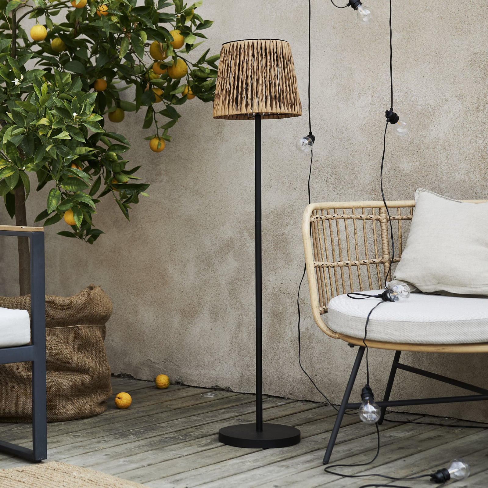 LED solcellegulvlampe Cesta rattanlook brun/svart montert i uteområde