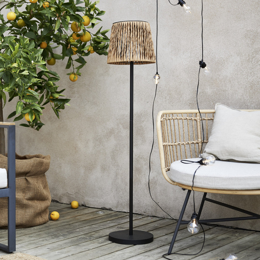 LED solcellegulvlampe Cesta rattanlook brun/svart nærbilde av strømbryter