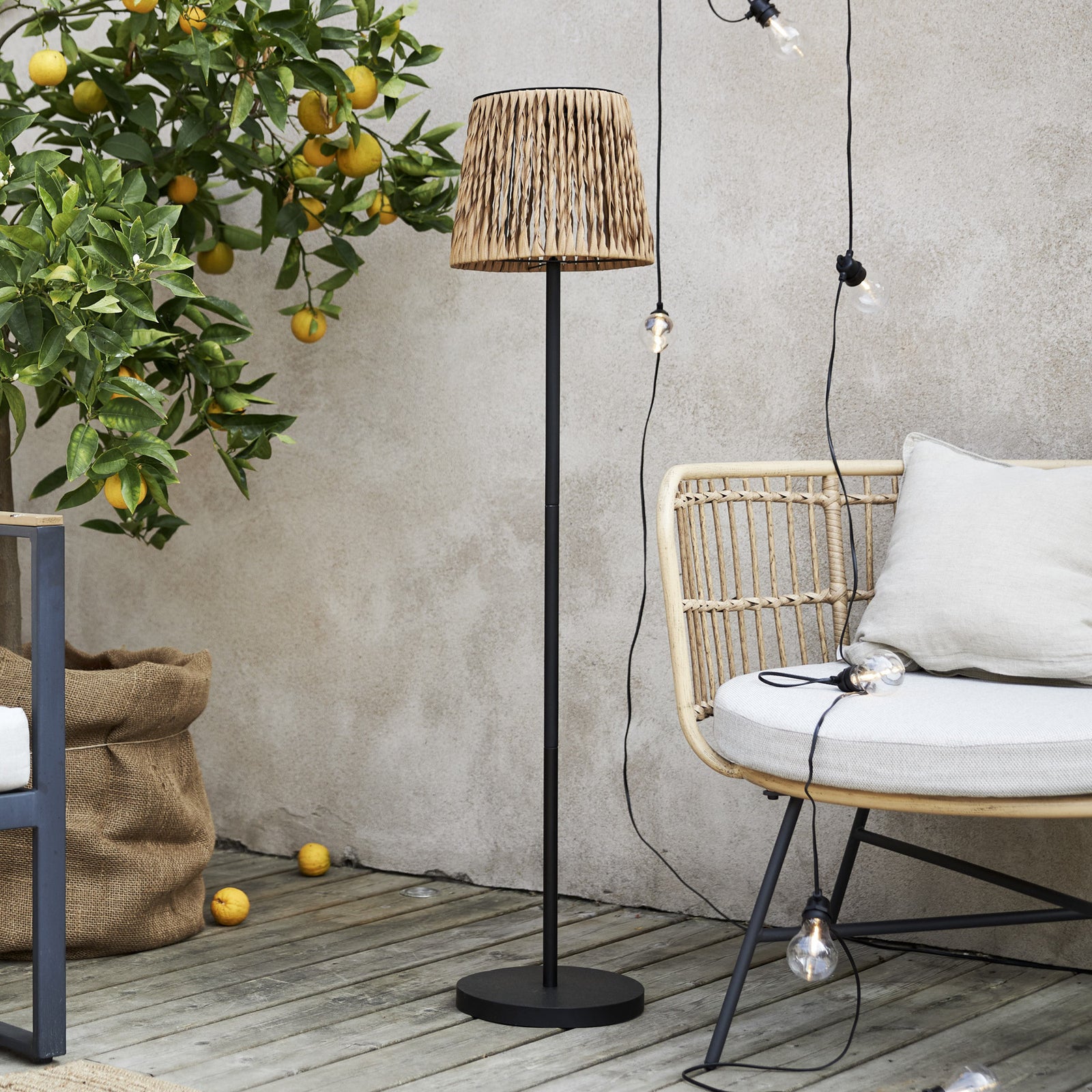 LED solcellegulvlampe Cesta rattanlook brun/svart nærbilde av strømbryter