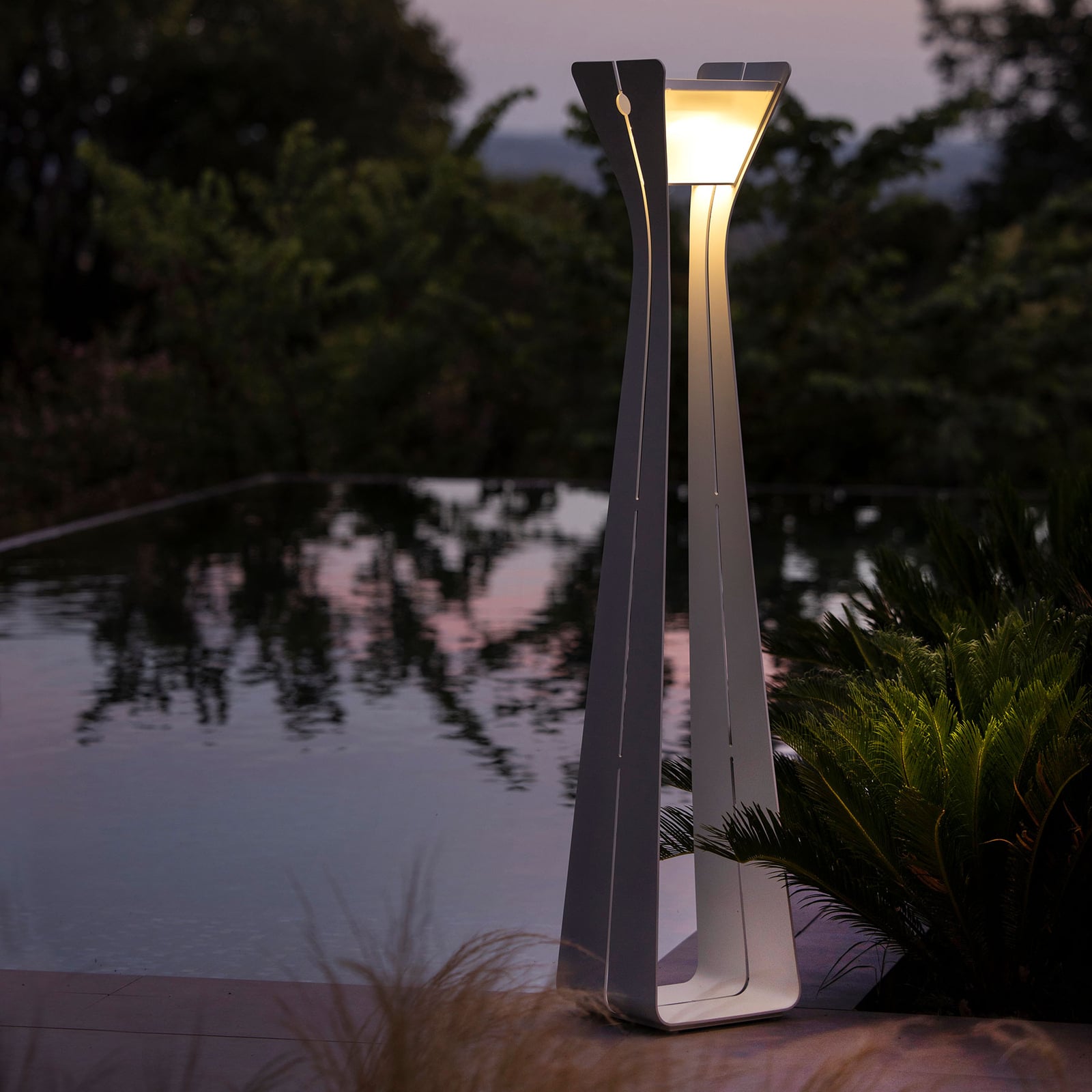 LED solcellegulvlampe Osmoz aluminium 175 cm bakside