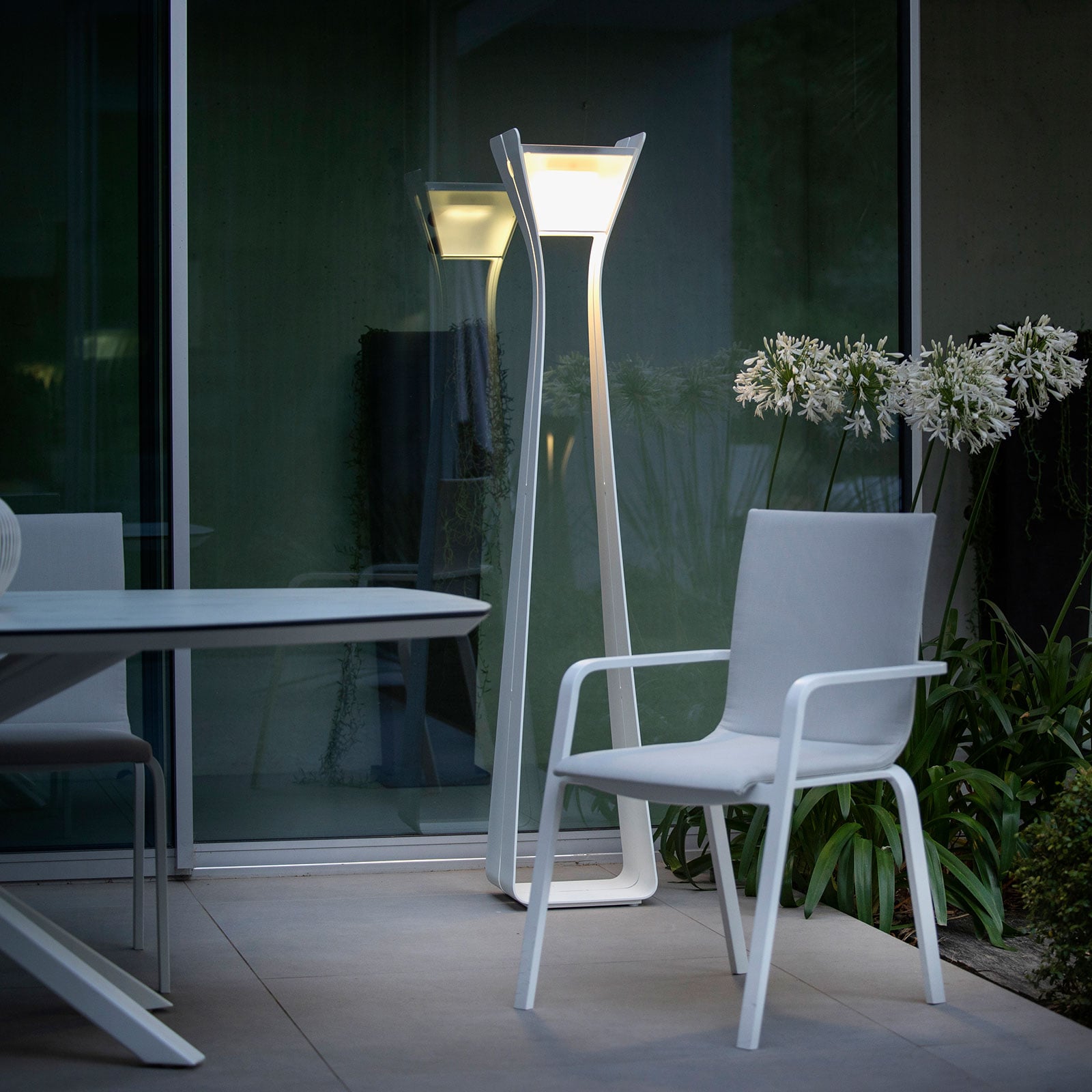 LED solcellegulvlampe Osmoz aluminium 175 cm detalj nærbilde