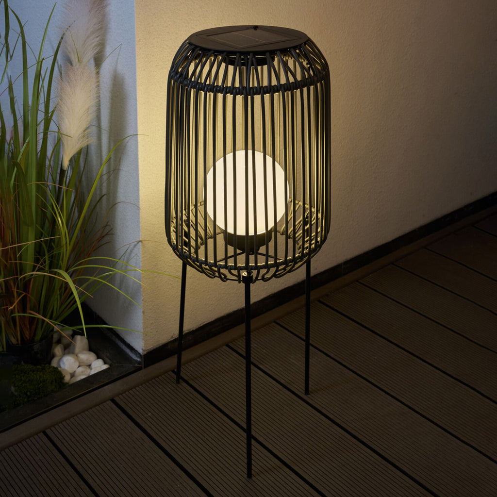 Bakside av LED solcellegulvlampe Sunshine Coziness med metall- og plastmateriale
