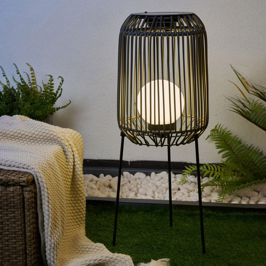 Detalj av LED solcellegulvlampe Sunshine Coziness med rattanlignende design