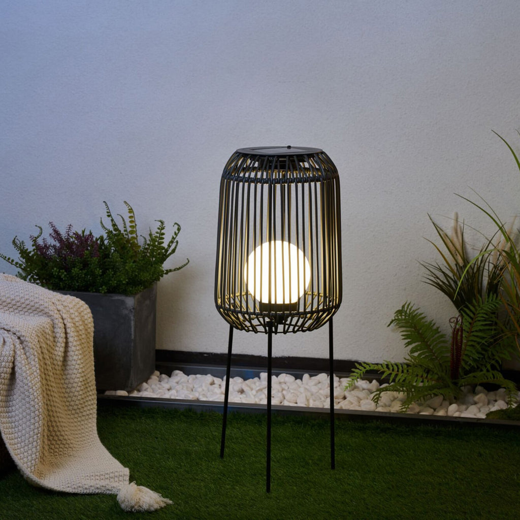 LED solcellegulvlampe Sunshine Coziness montert ute på terrassen